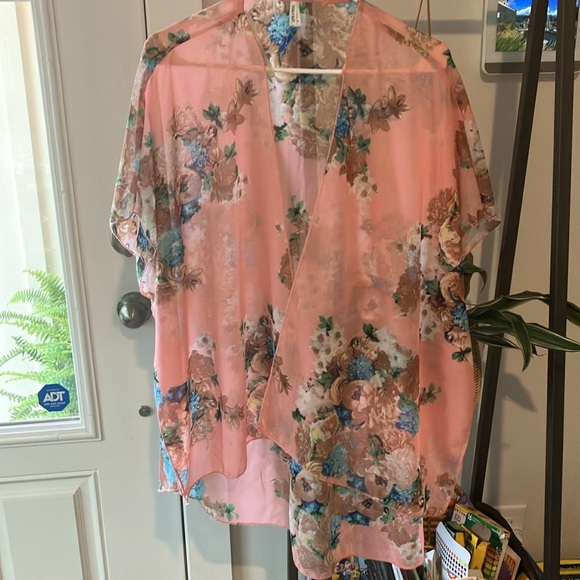 Live 4 Truth pink floral kimono - Picture 2 of 6